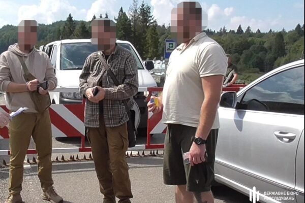 У Дніпрі судитимуть працівника поліцейського вишу за допомогу з виїздом чоловіків за кордон