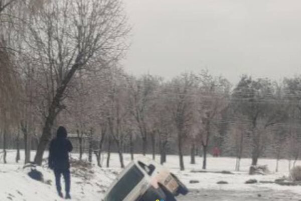 У Кривому Розі автомобіль «Укрпошти» вскочив у канаву, вириту комунальниками (ФОТО)
