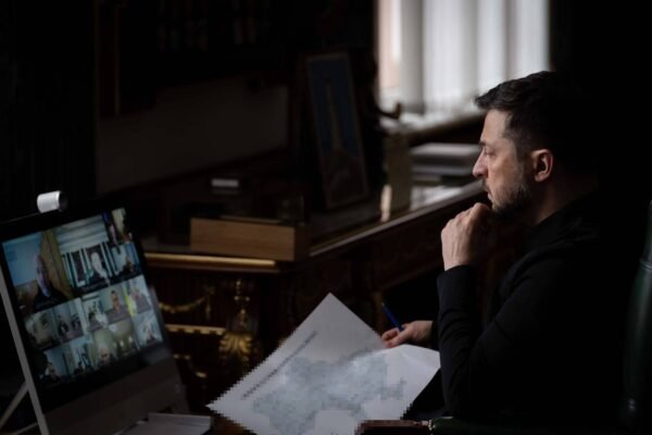 Зеленський провів селектор по ситуації в регіонах: Доручив Міноборони спрямувати додаткові сили для захисту неба на Сумщині