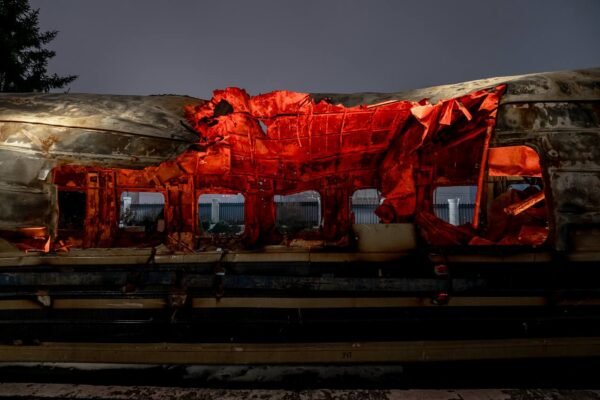 Митець з Дніпра перетворив на артінсталяцію вагон пасажирського поїзду, в який влучив дрон (ФОТО)