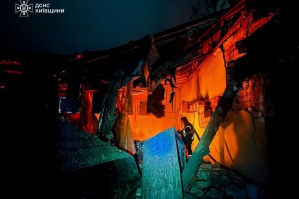 На Київщині через нічну атаку горіли будинки та автомобілі