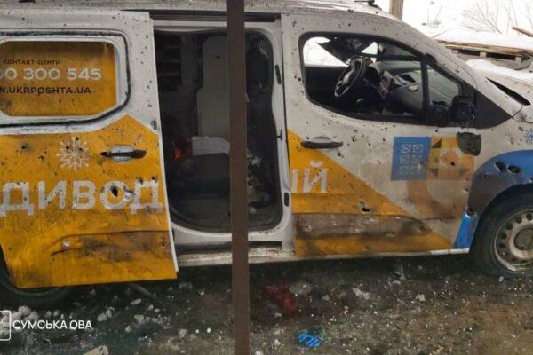 Окупанти вдарили по авто “Укрпошти” на Сумщині. Є поранені