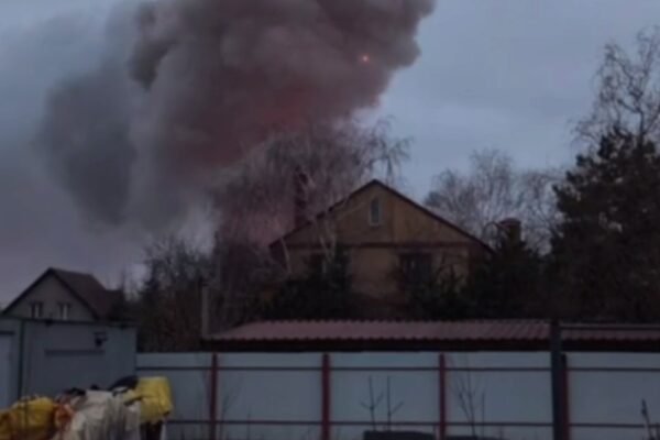 Вибухнули газові балони: Під Дніпром сталася масштабна пожежа (ВІДЕО)