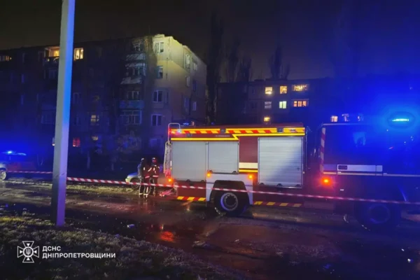 У Дніпрі рятувальники витягали людей через балкони під час пожежі у багатоповерхівці (ВІДЕО)