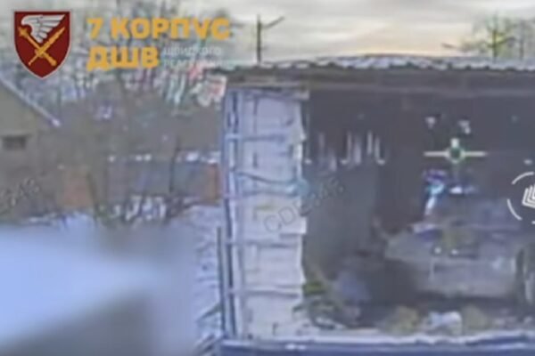 Українські бійці знищили російську САУ 2С9 “Нона-С” у Покровську (ВІДЕО)