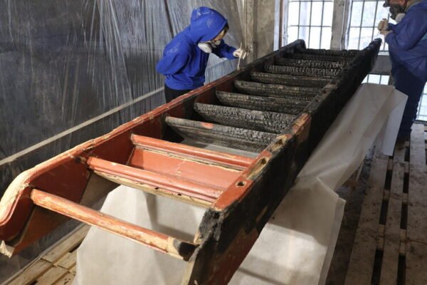 У Львові врятували унікальні сходи з музею Шухевича, які дивом вціліли після російської атаки (ФОТО)