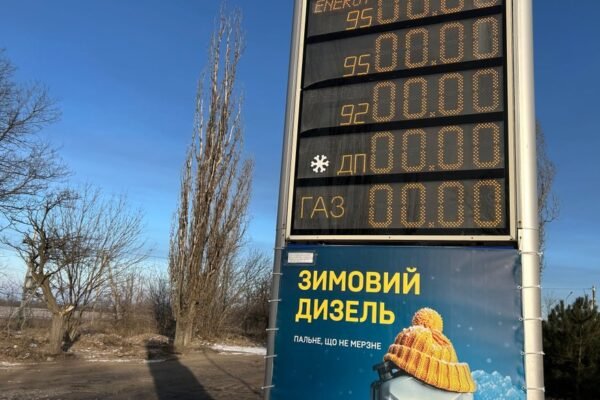 Місто на Дніпропетровщині через обстріли залишилося без пального на заправках