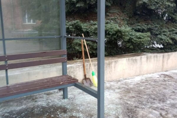 Не простояла і трьох місяців: У Кривому Розі  вандали розтрощили нову зупинку (ФОТО)