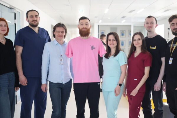 Гортає книги ногами: У Львові вчиться жити по-новому морпіх, який втратив на фронті обидві руки