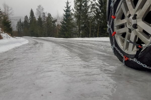 На одній з вулиць Дніпра вулиця через затоплення вкрилася крижаними шипами (ВІДЕО)