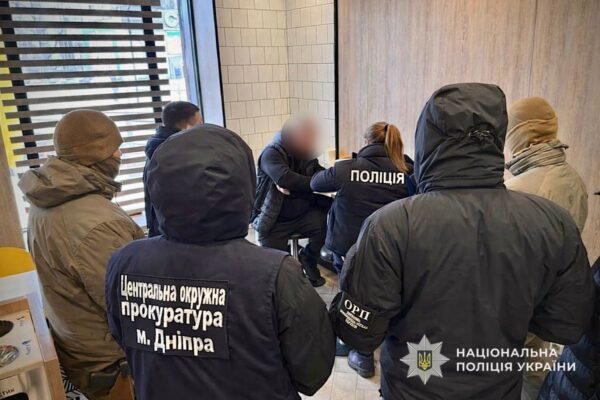 У Дніпрі чоловік за 18 тисяч доларів допомагав чоловікам виїхати за кордон