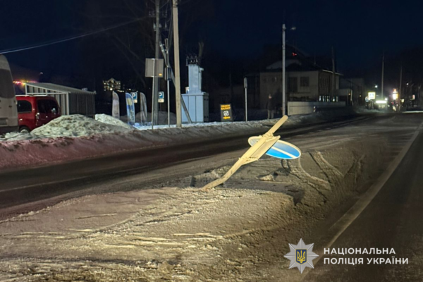 На Тернопільщині п’яний працівник ТЦК в’їхав у дорожній знак і протаранив авто поліцейських