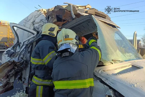 У Павлограді жінку витягали з мікроавтобуса, який після удару майже склало навпіл (ФОТО)