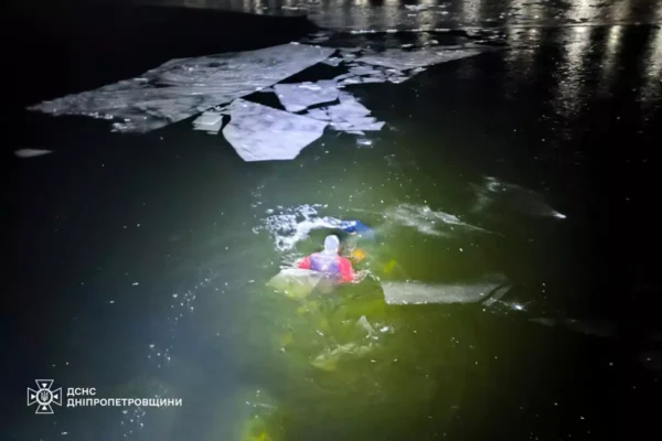 На набережній у центрі Дніпра чоловік провалився під кригу і потонув