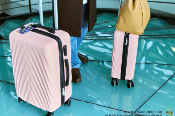 Черкаська міграційна служба видворяє іноземку з країни