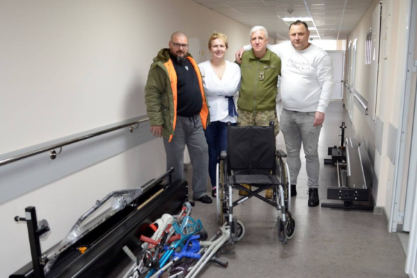 Ветерани Звенигородки передали медобладнання для лікарні