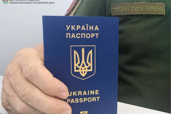 У Черкасах військовослужбовцю оформлюють два паспорти прямо в лікарні