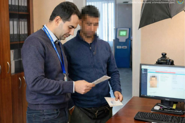 Приїхав до нареченої: на Черкащині іноземця зобов’язали залишити Україну