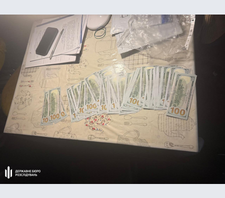 ДБР і СБУ повідомили про підозру черкаському правоохоронцю, який за гроші обіцяв зняти з розшуку