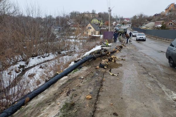 У Корсунь-Шевченківському триває операція “Труба”: замерзлу ділянку водогону демонтували (ФОТО)