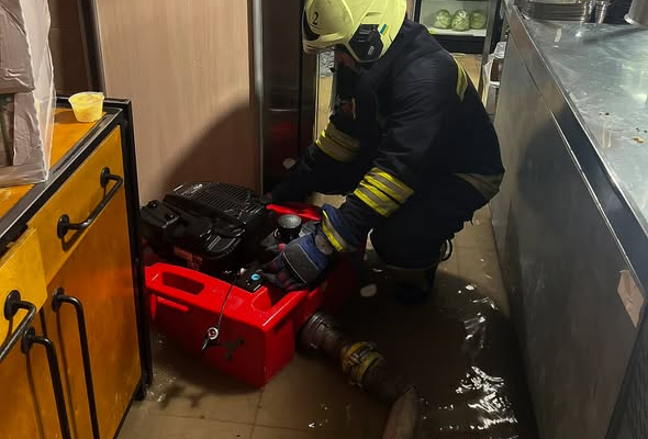 40 виїздів за ранок: ДСНС допомагає черкасцям через підтоплення (ФОТО)