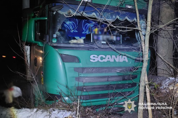 Біля Умані вантажівки зіткнулися на зустрічній смузі, один чоловік постраждав