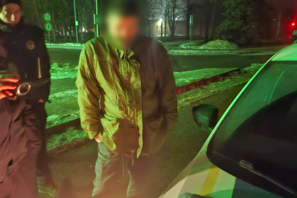Під час комендантської години в Черкасах патрульні зупинили водія з наркотиками