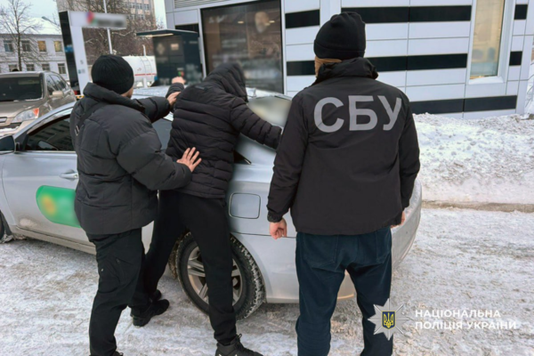 Зловмисник зі Сміли пропонував «маршрут до Румунії» за $5 000, його затримали