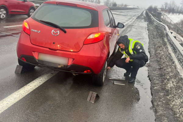 На Жашківщині поліцейські допомогли водійці уникнути ДТП через пробиті колеса
