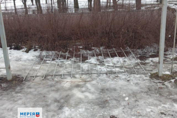 Черкаські правоохоронці шукають вандалів, які вкотре зруйнували паркан у парку