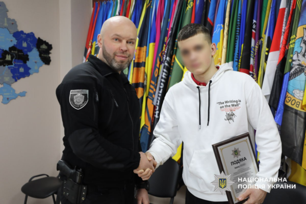 У Черкасах поліція подякувала школяру за відмову працювати на державу-агресора