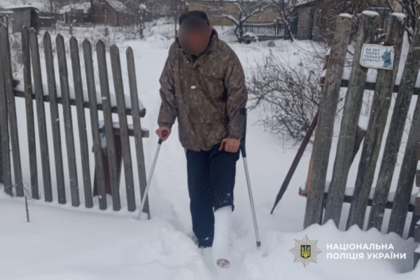 На Черкащині небайдужий сусід і поліцейський врятували чоловіка, який три дні пролежав у холодній хаті