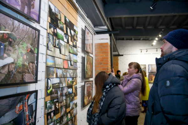 “Плівки з передової”: у Черкасах презентували фотопроєкт про війну очима військових
