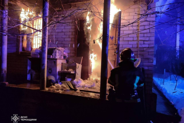 На Черкащині горів будинок: одна людина у лікарні