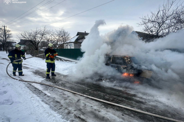 У Шполі на стоянці спалахнув автомобіль