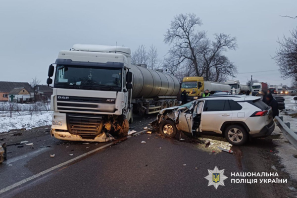 Автотроща на Черкащині: легковик виїхав на зустрічну та врізався у вантажівку