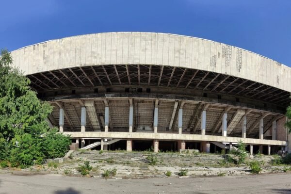 У Дніпрі знову виникла пожежа на території покинутого льодового палацу «Метеор» (ВІДЕО)