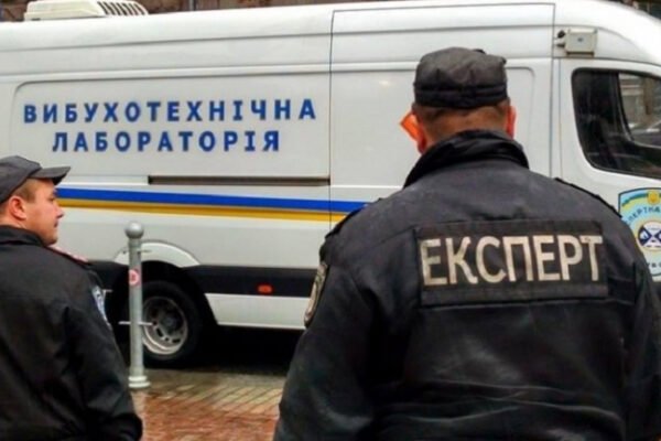 Внаслідок вибуху біля багатоповерхівки у Харкові загинув чоловік, його дружина поранена