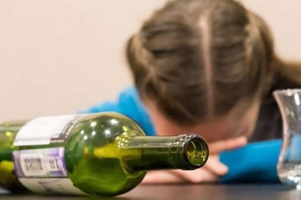 У Дніпрі медики врятували 13-річну дівчину, яку в стані сп’яніння знайшли на лавці непритомну