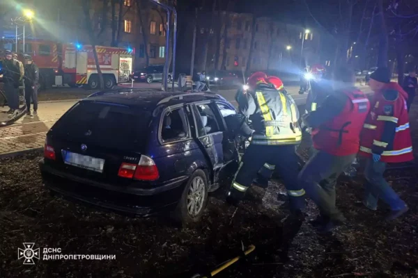 У Жовтих Водах легковик влетів у бетонну опору: Водій виліз сам, пасажирку діставали рятувальники (ФОТО)