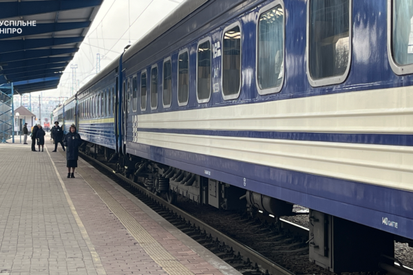 У передмісті Дніпра евакуювали пасажирів поїзда через обстріл (ВІДЕО)