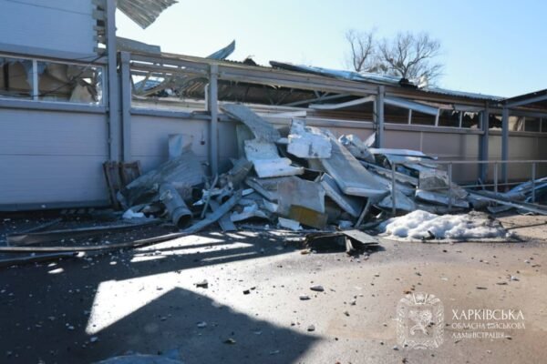 Зранку росіяни вдарили по харчовому підприємству у Харкові: є жертви та поранені