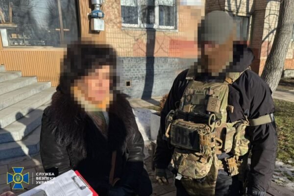 СБУ запобігла серії терактів у Хмельницькому: Затримано агентку РФ, що планувала підірвати автівки військових