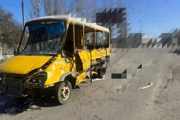 Удар по маршрутці у Херсоні: Відомо вже про 20 поранених, є важкі