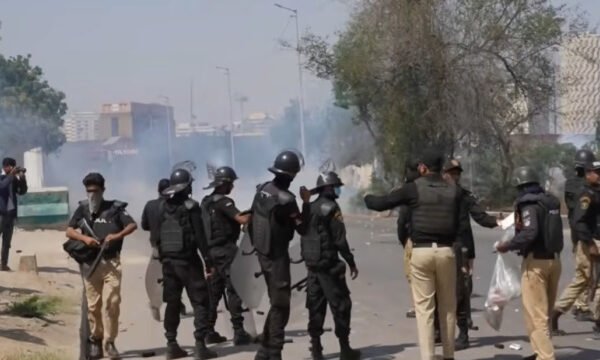 У Пакистані сотні протестувальників штурмували консульство США: Загинуло шестеро людей