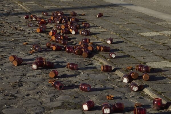 У Львові вандал пошкодив лампадки біля портретів військовополонених, які загинули  в Оленівці