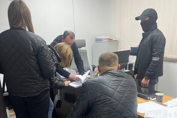 На Прикарпатті працівники міграційної служби брали хабарі від іноземців та підробляли документи
