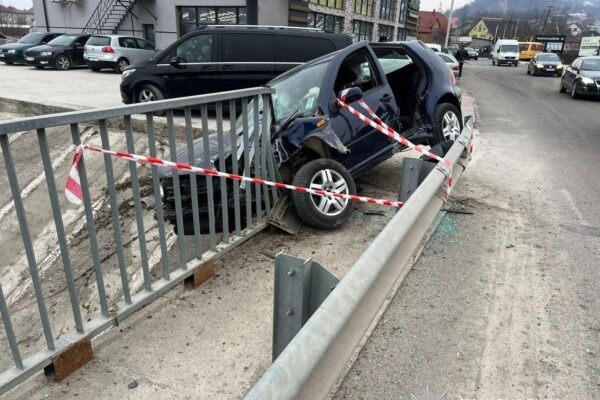На Закарпатті п’яний водій на «Volkswagen Golf» вʼїхав у металевий відбійник на мосту: Пасажирка – у реанімації