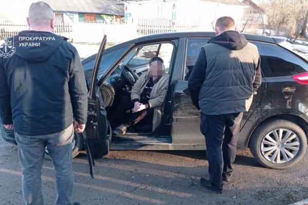 Жителька Тернопільщини вимагала 3 тис.  дол. за зняття з військового обліку. У разі відмови погрожувала мобілізацією