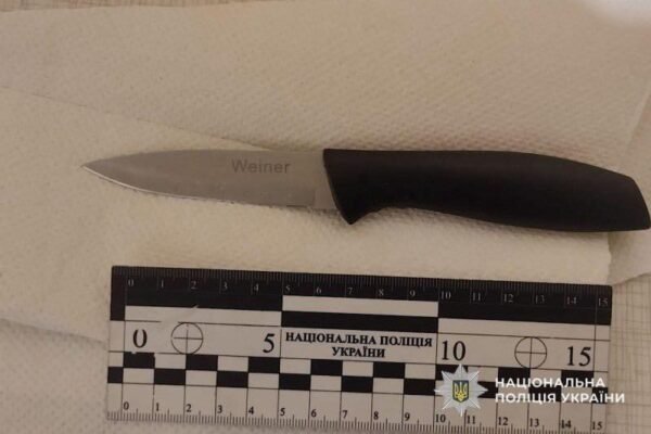 Не поділили, хто сплачуватиме за квартиру: У Дніпрі чоловік вдарив ножем співмешканця